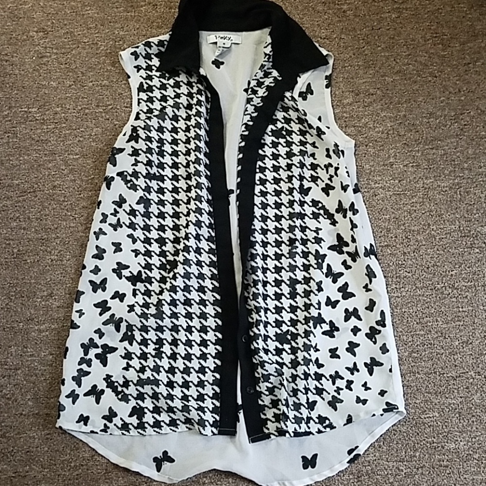 Sleeveless dress shirt